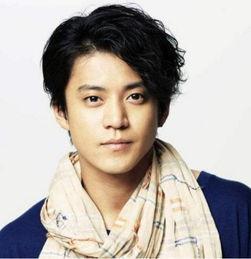 小栗旬的女儿吃瓜,可爱瞬间引网友热议