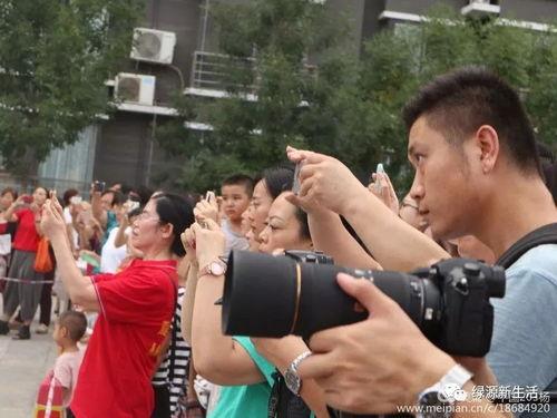 打架现场吃瓜图